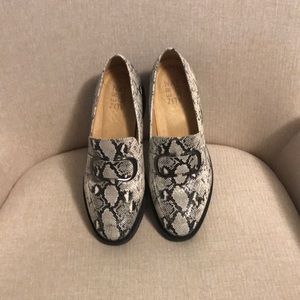 Naturalized snakeskin design loafers size 7